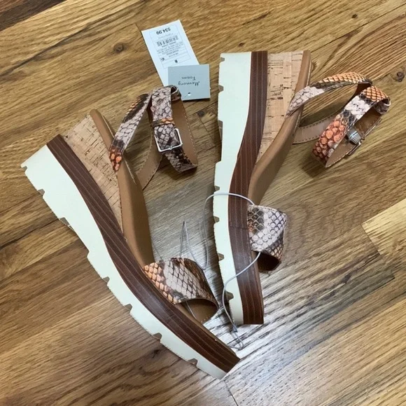 💕5/$15 A NEW DAY Snakeskin Wedge Sandals size 8 , NEW with Tags - Picture 1 of 3